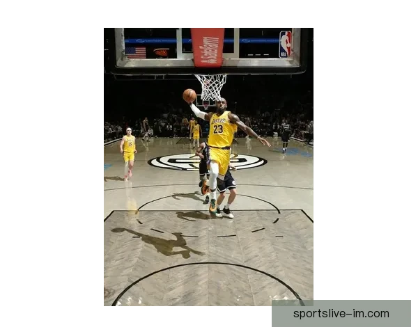 詹姆斯昨日惊艳暴扣起跳三点二米入网速度近五十公里